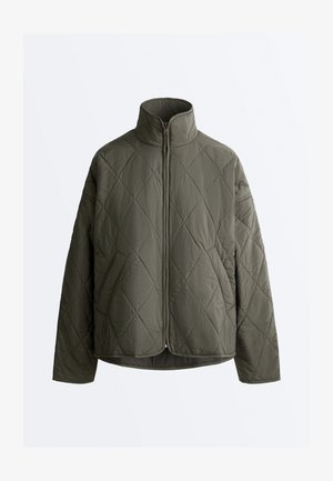 Olivengroene doorgestikte jas met een volledige ritssluiting aan de voorkant, hoge kraag, lange mouwen en twee zakken aan de voorkant.