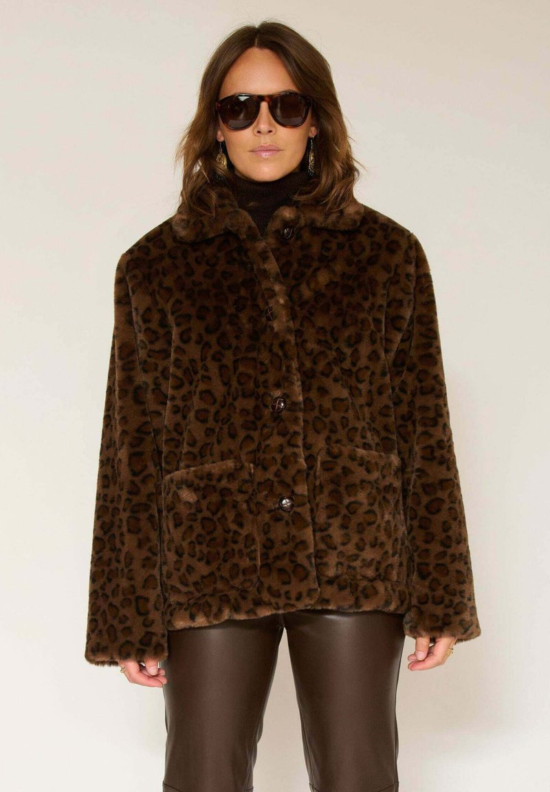 Veste en fausse fourrure imprimé léopard marron avec col, fermeture à boutons et deux poches avant. Texture lisse et coupe ample.