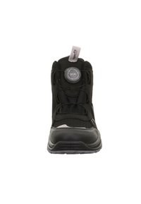Schwarzer Stiefel aus Textil und Leder, ausgestattet mit einem runden BOA-Dial für schnelles Schnüren, gepolsterter Kragen und strukturiertes Oberteil.