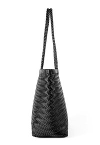 Borsa a tracolla alta in pelle intrecciata nera con forma triangolare arrotondata e lunga tracolla intrecciata.