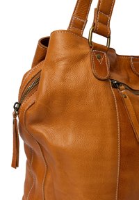 Borsa in pelle color miele, con superficie testurizzata, doppi manici, chiusura con zip e cuciture bianche a contrasto per un tocco di dettaglio.