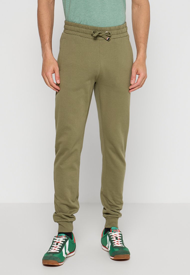Olivgrüne Jogginghosen aus weichem Stoff mit elastischem Bund, Kordelzugverschluss, seitlichen Taschen und schmal zulaufenden Säumen.