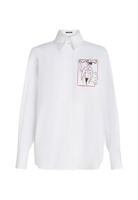 Camicia bianca a maniche lunghe con chiusura a bottoni e colletto a punta. Presenta un design stampato sul petto in nero e rosso. Texture liscia.