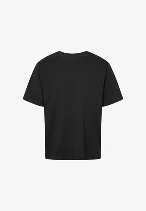 Egyszerű fekete, rövid ujjú, kerek nyakú póló laza szabással, fehér háttér előtt bemutatva.