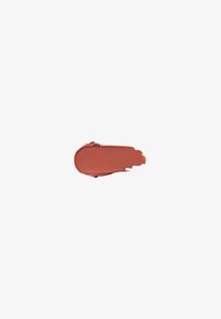 Échantillon de rouge à lèvres mat dans une teinte terracotta atténuée, présentant une texture lisse et crémeuse avec un bord arrondi et un léger éclat.
