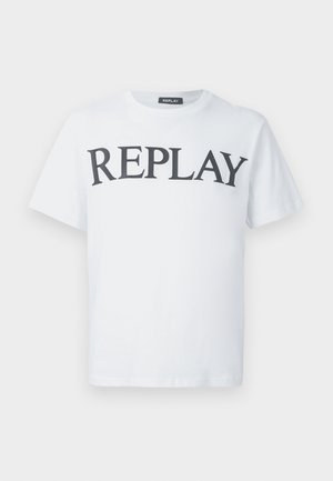T-shirt branco de manga curta com decote redondo, apresentando o texto preto "REPLAY" em destaque no peito, sobre um fundo liso.