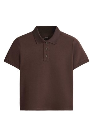 Polo marron foncé à manches courtes avec trois boutons et un col classique, présenté à plat sur fond blanc.
