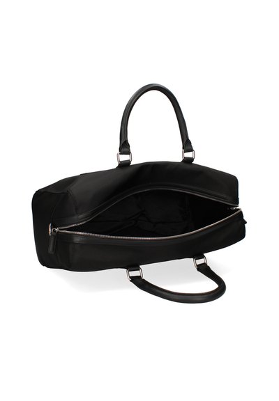 Borsa da viaggio nera con un compartimento principale con zip, manici in pelle e hardware in tonalità argento. Presenta un'esterno in tessuto liscio e testurizzato.