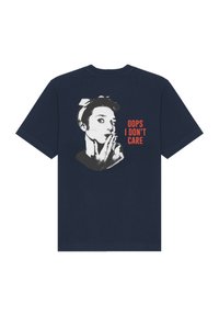Navyblauwe katoenen t-shirt met een afbeelding van een vrouw met een hoofdband, handen op het gezicht en de tekst "OOPS I DON'T CARE" in oranje. Korte mouwen.