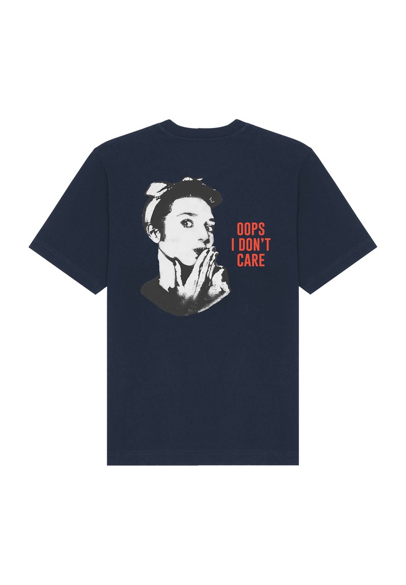 Navyblauwe katoenen t-shirt met een afbeelding van een vrouw met een hoofdband, handen op het gezicht en de tekst "OOPS I DON'T CARE" in oranje. Korte mouwen.