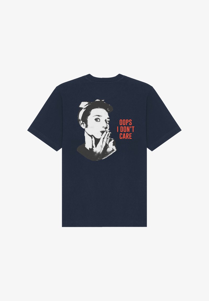 Navyblauwe katoenen t-shirt met een afbeelding van een vrouw met een hoofdband, handen op het gezicht en de tekst "OOPS I DON'T CARE" in oranje. Korte mouwen.
