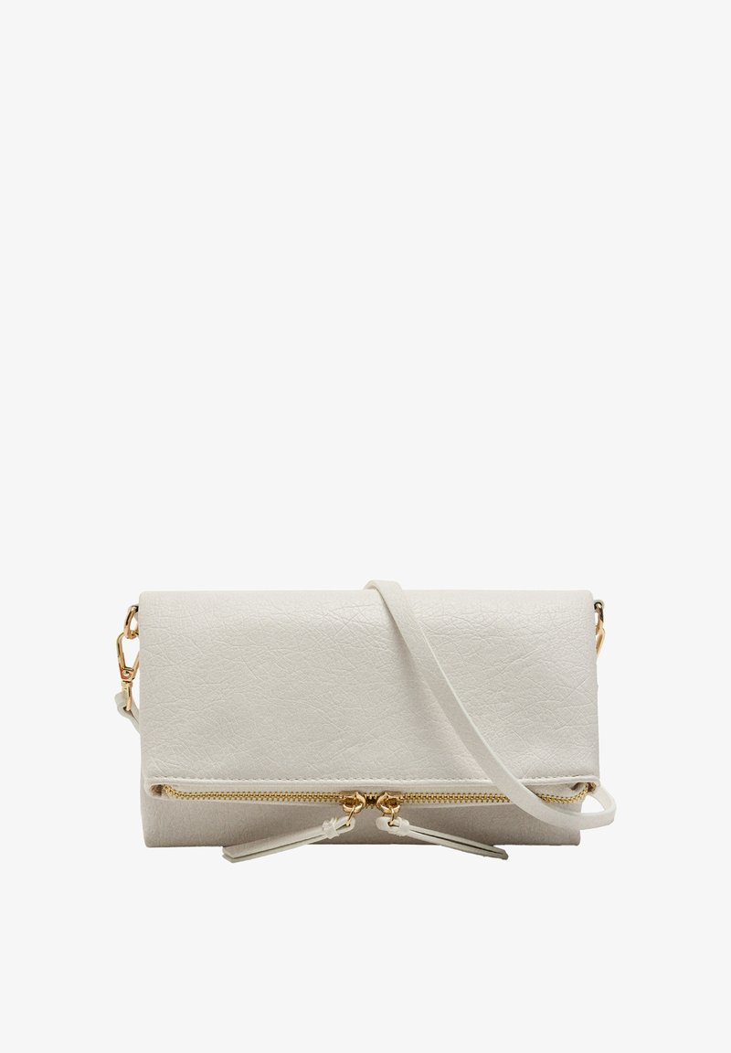 Biała torebka kopertówka z sztucznej skóry o gładkiej fakturze, z zamknięciem na zamek błyskawiczny i odczepianym paskiem na ramię. Posiada złote okucia i minimalistyczny design.