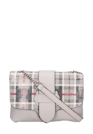 Graue Lederhandtasche mit einem strukturierten Karomuster in Silber, Schwarz und Rot. Verfügt über einen Klappenverschluss und einen Kettenriemen.