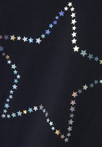 Tejido azul marino con un patrón de estrellas compuesto por estrellas metálicas e iridiscentes dispuestas en una línea curva, variando en tamaño.