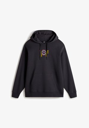 Sudadera de algodón negra con un bolsillo canguro en la parte delantera, cordones y un logo colorido que presenta el nombre de la marca en el centro.