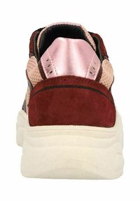 Sneaker met een maroon suède hiel, roze satijnen tong en textuurmesh zijkanten. Beschikt over een witte zool en zwarte accentlijnen.