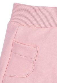 Jasnoróżowe dresy z materiału z prążkowanym pasem w talii i kieszenią boczną z haftowanym detalem. Gładka struktura i swobodny fason.