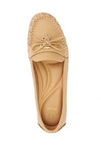 Mocassin en cuir beige avec un bout arrondi, doté d'un nœud décoratif, d'un accent en métal doré et de détails cousus le long des bords.