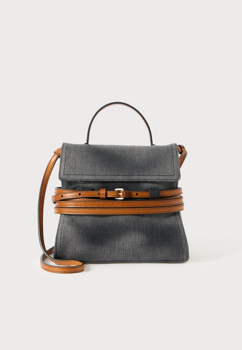 Bolsa de denim cinza com um formato estruturado, apresentando uma alça de couro castanho e um detalhe de fivela. Inclui uma alça superior e uma alça de ombro ajustável.