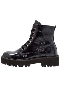 Bottines en cuir verni noir avec une finition texturée, bout rond, six œillets, lacets noirs et semelle en caoutchouc épaisse.