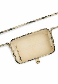 Bolso bandolera con estampado de serpiente, interior beis, herrajes metálicos y correa ajustable. El interior tiene dos compartimentos y un cierre a presión.