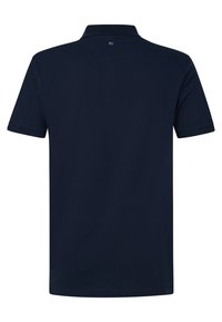 Námořnická modrá polo triko s skládacím límcem, krátkými rukávy a hladkou texturou. Obsahuje malou logo detail na zadním krku.