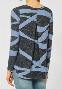 T-shirt à manches longues en bleu marine et bleu clair, avec un motif de rayures mélangées et un pli dans le dos pour plus de mouvement. Tissu doux et texturé.