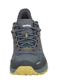 Grau-farbenen Wanderschuh mit Mesh- und Synthetik-Obermaterial, gelben Akzenten, gepolstertem Schaft und strukturiertem Gummi-Außensohle. Schnürsenkel in robusten Ösen gesichert.