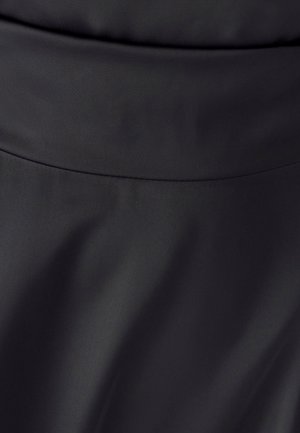 Črn material z gladko teksturo in subtilnim sijajem, z oblikovanim pasom in drapiranim dizajnom. Brez vidnih vzorcev ali okovja.