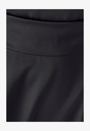 Melnā auduma ar gludu tekstūru un smalku spīdumu, ar strukturētu jostas daļu un drapēšanas dizainu. Nav redzamu rakstu vai apdares elementu.