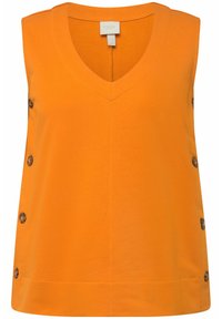 Oranje mouwloze top met een V-halsontwerp, voorzien van decoratieve knopen aan één zijkant en een gladde, textuurstof.