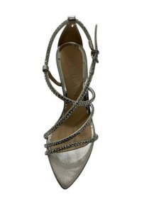 Scarpa col tacco alto argento con punta appuntita, design con cinturino e decorazioni. Presenta una finitura metallica liscia e cinturini testurizzati.