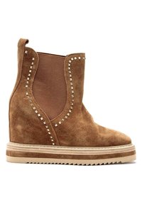 Brązowe zamszowe botki do kostki z ćwiekowanymi akcentami, elastycznymi panelami i koturnową podeszwą, z teksturowanym wykończeniem i zaokrąglonym nosem.