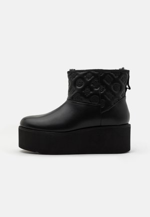 Guess JILLA - Enkellaarsjes met plateauzool - black