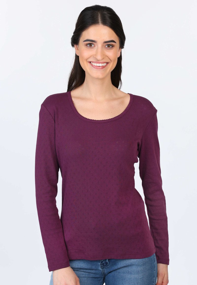 Langärmliges Oberteil aus dunkellila Stoff mit einem strukturierten Rautenmuster, das einen Rundhalsausschnitt und einen dezente gewellten Saum aufweist.