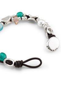 Bracelet en argent avec des perles turquoises, vertes et roses ; doté d'une sangle en cuir et d'accents en métal ; gravé avec "Uno de 50."