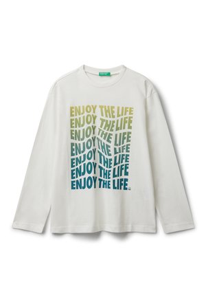 Langärmliges, weißes T-Shirt aus Baumwolle mit mehrfarbigem Aufdruck "GENIEß DAS LEBEN" in verschiedenen Grüntönen und Blau, zentriert auf der Vorderseite.