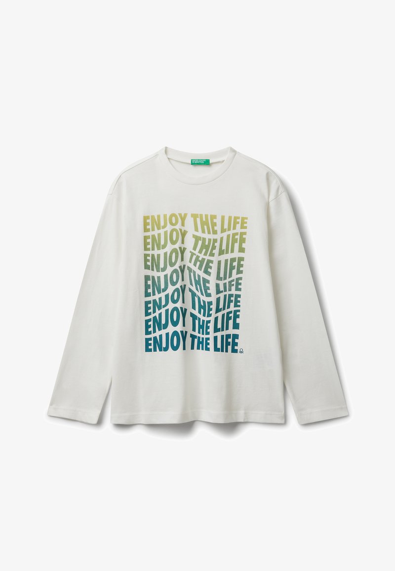 Langärmliges, weißes T-Shirt aus Baumwolle mit mehrfarbigem Aufdruck "GENIEß DAS LEBEN" in verschiedenen Grüntönen und Blau, zentriert auf der Vorderseite.