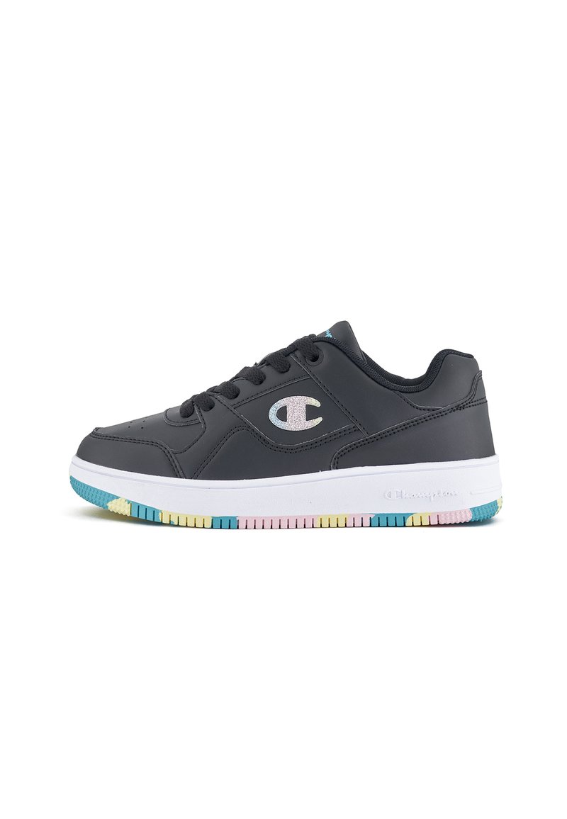 Scarpe sportive nere con tomaia sintetica liscia, caratterizzate da una fodera bianca e una suola in gomma multicolore e strutturata. Accento del logo sul lato.