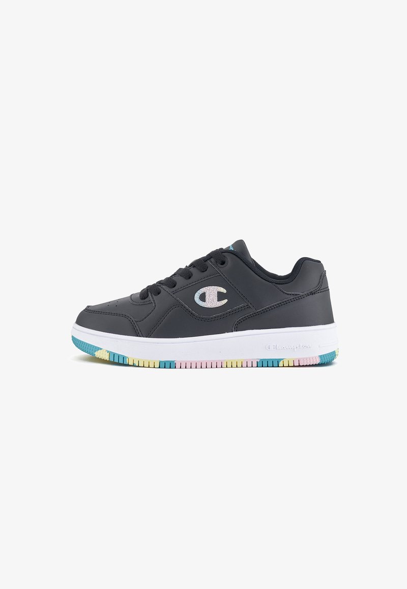 Chaussures de sport noires avec une tige en synthétique lisse, dotées d'une semelle intermédiaire blanche et d'une semelle extérieure en caoutchouc texturé multicolore. Accent du logo sur le côté.