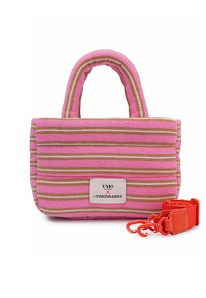 Bolso rectangular a rayas rosa y beige con asas redondeadas, etiqueta blanca en el frente y correa separada, desmontable y de color rojo brillante con clips.