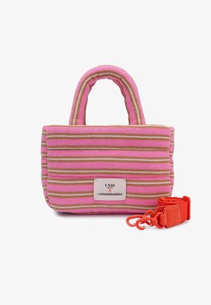 Sac à main rectangulaire rayé rose et beige avec des poignées arrondies, une étiquette blanche à l’avant, et une bandoulière rouge vif amovible avec des clips.