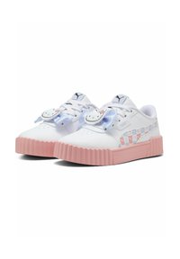 Zapatillas blancas con una suela de ribete rosa, que presentan una cinta azul y un gráfico de Hello Kitty en la lengüeta. Los acentos laterales con patrones completan el diseño.