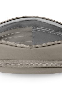 Pochette in tessuto grigio con chiusura a zip. L'interno presenta una fodera liscia e più scomparti per carte. Tessuto resistente con un design minimalista.