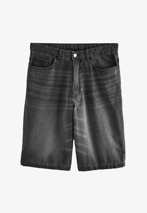 Fekete farmer rövidnadrág elülső zsebekkel, övhurkokkal és fém gombos záródással, fehér háttéren laposan elhelyezve.