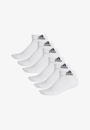 Weiße Sportsocken mit einem gerippten Bündchen, schwarzem Adidas-Logo und kurzem Design. Sechs Paare sind in einer Reihe angeordnet.