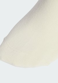 Φωτεινή μπεζ κάλτσα αστραγάλου με ομαλή υφή, στρογγυλεμένη μύτη και ενισχυμένη φτέρνα. Διαθέτει ριμπ μανσέτα για ασφαλή εφαρμογή.