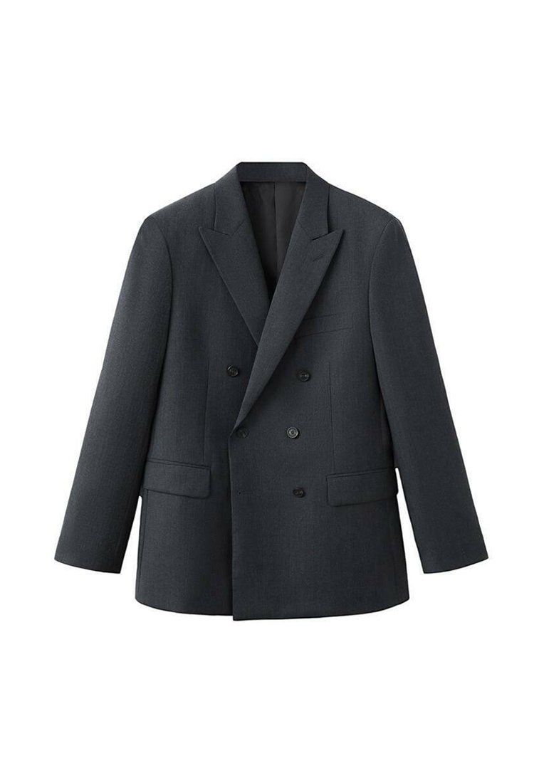 Blazer doppiopetto grigio scuro con rever a lancia, due tasche frontali e bottoni neri, realizzato in tessuto strutturato per un aspetto formale.