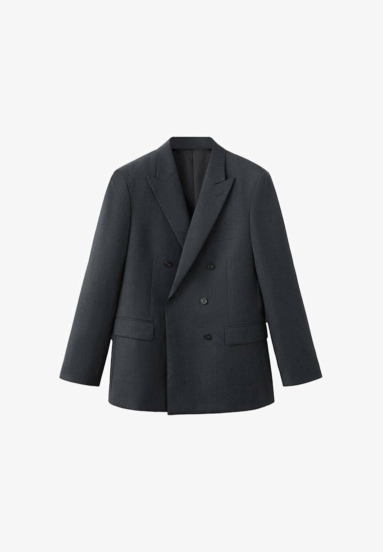 Blazer doppiopetto grigio scuro con rever a lancia, due tasche frontali e bottoni neri, realizzato in tessuto strutturato per un aspetto formale.