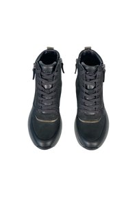 Zapatos planos altos negros de cuero con un acabado texturizado. Cuentan con un cierre con cordones en la parte delantera, cremalleras laterales y suelas de goma suaves.